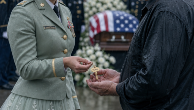 **Historia completa:** En el funeral de mi padre, el sepulturero me sujetó del brazo y me susurró unas palabras que hicieron añicos todas mis certezas: **«Su padre me pagó para enterrar un ataúd vacío.»** **Historia completa:** En el funeral de mi padre, el sepulturero me sujetó del brazo y me susurró unas palabras que hicieron añicos todas mis certezas: **«Su padre me pagó para enterrar un ataúd vacío.»**