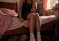 **Historia completa: Una vecina le dijo que había oído a una niña gritar dentro de su casa, pero él pensó que solo eran chismes… hasta que se escondió debajo de su propia cama y escuchó a su hija suplicar: «Por favor… basta».**