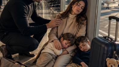 Un simple retard à l’aéroport m’a fait retrouver la femme disparue six ans plus tôt… puis j’ai découvert le secret que ma mère m’avait caché