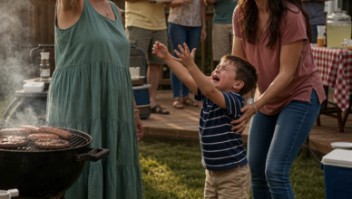 **Lors de notre barbecue familial, mon fils de quatre ans a demandé des frites. Ma mère a retiré l’assiette devant lui en déclarant : « Celles-ci sont pour mon véritable petit-fils. » Tout le monde a éclaté de rire. Sans dire un mot, je lui ai pris la main et nous sommes partis dîner ailleurs. Avant minuit, mon téléphone n’arrêtait plus de sonner. À chaque appel de ma mère, je répondais toujours par le même mot : « Souviens-toi… »**