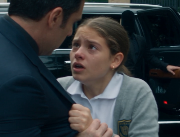 La niña le agarró del brazo y susurró: «No suba a ese coche» — Lo que reveló lo cambió todo