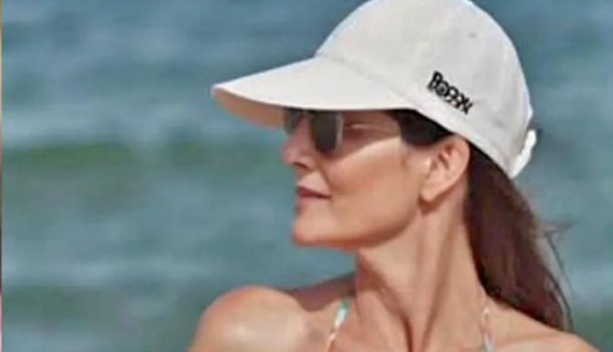 CONFIANZA SIN EDAD: LA ELEGANCIA DE UNA MUJER MADURA EN TRAJE DE BAÑO