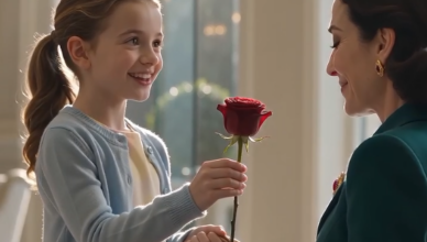 Una niña le ofreció una rosa en un hotel y, al ver su anillo, Elena descubrió un secreto que llevaba casi treinta años esperando