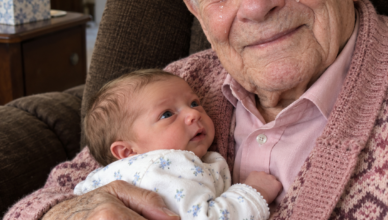 Llevé a mi hija recién nacida a conocer al abuelo que me había criado. Cuando abrió los ojos, él rompió a llorar
