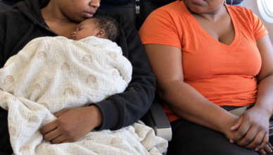 Estaba alimentando a mi bebé en el avión cuando una pasajera comenzó a protestar. Entonces intervino mi hija de ocho años