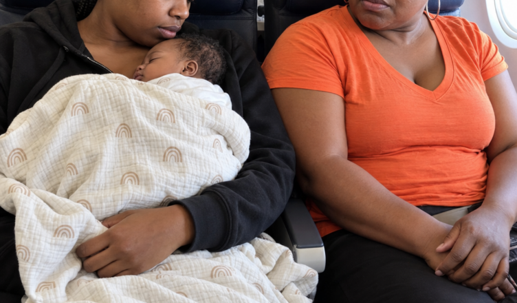 Estaba alimentando a mi bebé en el avión cuando una pasajera comenzó a protestar. Entonces intervino mi hija de ocho años
