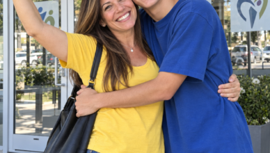 Acogí a un chico de dieciséis años después de que varias familias no lograran quedarse con él. Dos semanas después de adoptarlo, me confesó el secreto que llevaba años guardando