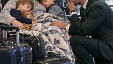 Me reencontré con mi ex en el aeropuerto junto a dos niños que tenían mis mismos ojos